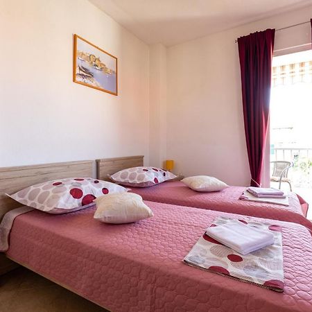 Cozy 1-Bedroom Apartment Near The Center Of Trogir Eksteriør billede