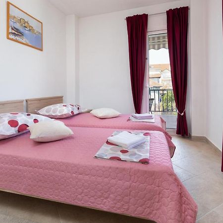 Cozy 1-Bedroom Apartment Near The Center Of Trogir Eksteriør billede