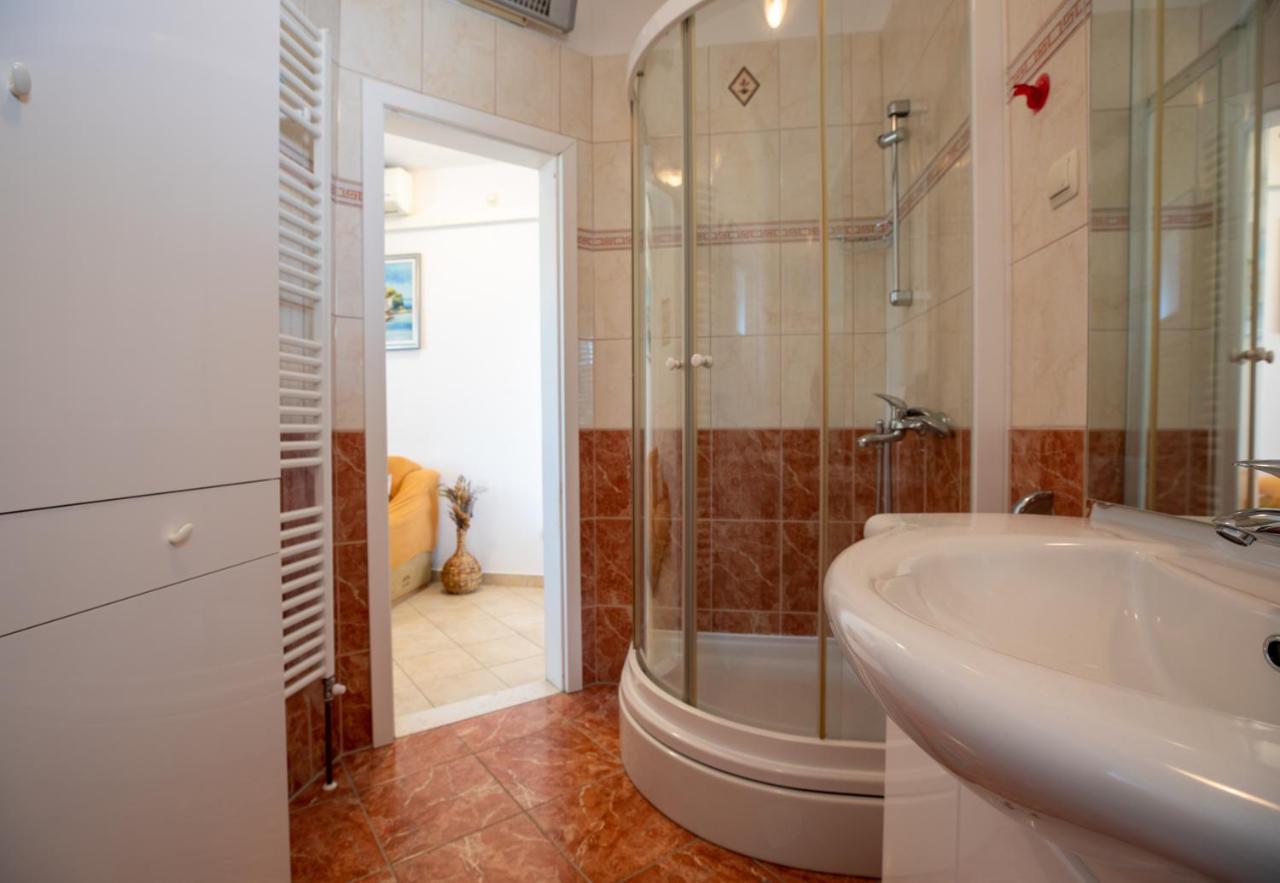 Cozy 1-Bedroom Apartment Near The Center Of Trogir Eksteriør billede